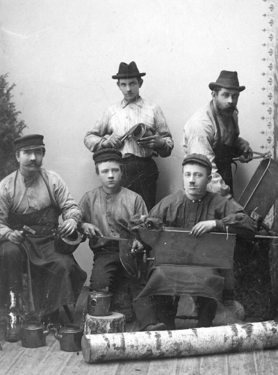 Från vänster. Oscar Wenström,  Pappa A.  Almér och tre gesäller.   