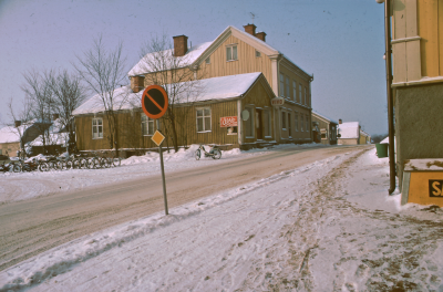 Stångågatan VIVO-affär 
t.h Rådhuset
1a huset tv Gottfrid Petterssons livsmedel, sen Bogstrands café och skomakeri och tredje huset var Busstationen

090423/KG