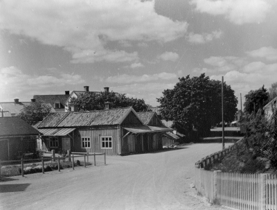 Kvarteret Höken i Vimmerby i förgrunden gamla köttbesiktningsbyrån (tidigare mejeri) och därefter Stolpens hus och "Maffens stuga" kvarteret hette förr Norra Malm enligt folkhumorn "Lusknäckarmalmen". 