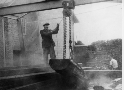 Verner Karlsson, Nordiska Fanérfabriken tar upp en stock ur koken, som sedan skärs till fanér.             