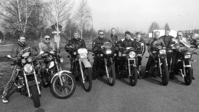 Ett gäng motorcyklister samlade vid "gamla halkbanan" intill Astrid Lindgrens värld.