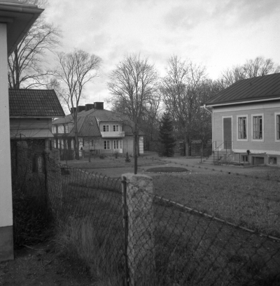 Sjukstugan 

Vimmerby Sjukstuga före ombyggnaden 1951. Huset till vänster var vaktmästarebostad. Flyttades och ombyggdes till Folkets Hus. T.E.

Dok.110221/KG

