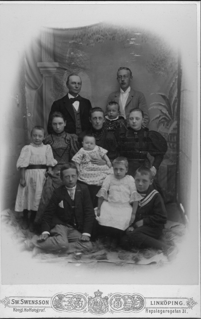 Familjen Wahlberg. Thor, Otto, Erik, Gertrud, Torsten, Sigrid, Gustav Adolf, Kerstin, Britta Wahlberg. 1896. " Till Kizzi ? Mariadagen 1900 af syster Gerd".