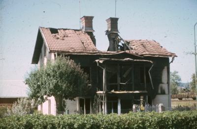 Brandskadat hus nära järnvägsbangård
090428/KG
Ö. Tullportsgatan 4 (Vallnäs) Brann 1974. 

090428/KG