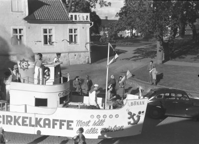 Barnens Dag, kortegen passerar Stadsbiblioteket