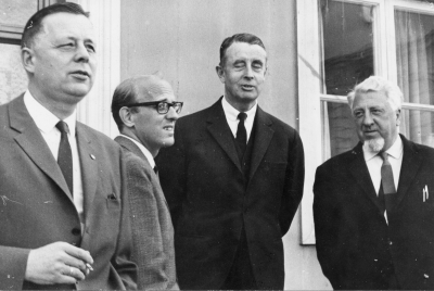 Från vänster 1. Björn Lindberg, stadsdirektör, 2. Åke Nisbeth, riksantikvarieämbetet, 3. ?  4. Nils Ståhl, direktör.  