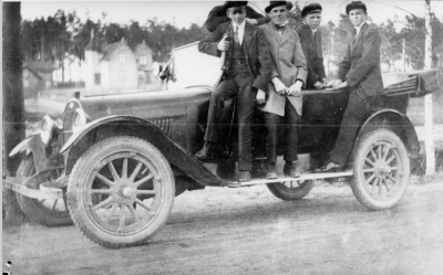 ( Buick  )  Från vänster  1. Axel Lilja, kontorist 2. Gustav Hofstedt, kont. 3.  Erik Jansson elekt. 4. Gustav Torén, son till smed Torén.     