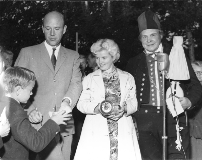 1960-talet  Källängsparken  Fr. v.  1  2 Lennart Hyland, Radiotjänst  3  Asta Gustavsson 4 Jonas Öberg spelman från Kalmar  5      
Kan även vara Storebroparken      