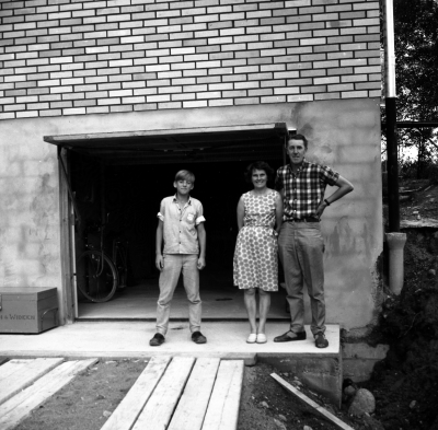 Folkets Parkområdet
Uvgatan 2, Fr v Lennart, Inger och Paul Johansson

Dok.110526/KG