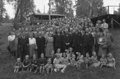 Järnvägstjänstemännens fest
Vimmerby Folkets Park. 1. Sievert Nilsson - Södra Vi, 2. Enar Andersson - Slitshult,3. Evert Nilsson - Slitshult, 6 Nils Andersson - Verveln, 7 Ingegerd Johansson - Verveln 15. Stina Nilsson - Björkhult, 1.6 Inga Britt  Nilsson - Korpklev, 17. Svea Nilsson - Björkhult, 18. Gunhild Andersson - Slitshult, 
19. Martin Karlsson - Krönsnäs, 20. Alvar Johansson - Kisa, 21. Alvar Johanssons fru, 22. Gunnar Svensson - Kisa, 27. Ordf. Ellvör - Linköping, 29. Kellvard, Stockholm. Signalens redaktion, 30. Bo Fransson - Rimforsa, 31. Fru Söderström, 32. Erin Svensson - Vimmerby, 33. Söderström, 34. Sigrid Petterson - Gullringen, 35 ? Pettersson - Gullringen, 36. Nils Andersson - Slitshult, 37. Clas Jonsson -Vimmerby, 39. Ernst Johansson, 40. Swarts - Kisa,  42. Malmkvist - Gärdala, 43. Fru Thorell ( el.Thoren ) - Kisa, 44. Dalstedt - Kisa, 45. Fru Anemyr, 46. Stig Anemyr Vimmerby, 48. Snickare Eriksson - Kisa, 49. (Br Sjökvist - Storebro?), 50. Karl Svensson - Vimmerby, 51. Agnes Andersson -  Verveln, 52. Verner  Andersson - Verveln, 53. Karl Boohm - Rimforsa, 54. ? Johansson - Rimforsa (Lubbe),  57. Runar Johansson - Kisa,  59. Turesson - Vimmerby, 60. Hugo Grahn - Kisa,  62. John Svensson, 63. Gunnar Karlsson - Krönsnäs, 64. Gunnar Karlssons fästmö, 65, 69. Åke Malmkvist - Vimmerby, 70. John Thoren - Kisa, 71. Elsa Nilsson - Korpklev, 73. Axel Steen - Kisa, 74. Clas (Herbert) Jonsson - Vimmerby, 75. Rydberg - Brokind (Underhållare), 76. Stig ? - Slitshult, 77. Banvakt Andersson - Loxbo, 78. Gustav Andersson - Björkhult, 79. Lars Hed - Kisa, 80. Bror Nilsson - Slitshult, 81. Arne Hallberg - Södra Vi, 82. Helmer Bergs fru - Vimmerby, 83. Banvakt Anderssons fru - Loxbo, 84. Fru Gunni Nilsson - Björkhult, 85. Helmer Nilsson - Björkhult, 86. Agnes Nilsson - Slitshult, 87. Gunnar Nilsson - Södra Vi, 88. Asta Nilsson - Södra Vi, 89. Konrad Andersson - Verveln, 90 .Lisa Andersson - Verveln, 91. Erik Nilsson - Södra Vi.  