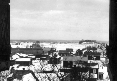 Tage Gustavssons dokumentation: 

Vy mot Lunds kulle (bondbyn) . Nataniel Svenssons hus, Sjöstrand hus (rivet) och Per Karlssons hus.