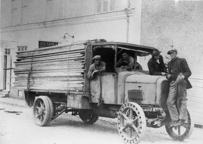 Bilen "Smålandsåskan" Tysk Bergman 4 cyl. 32 hkr. Kedjedriven lastförmåga obegränsad. Topphastighet 15 km/tim på högsta växel  Från vänster 1) Erik Kask trafikbilsägare 2) Bengt Evander Svarvare ( Beijers ) 3) Hagman Olle 4) Folke Kask, Chaufför     