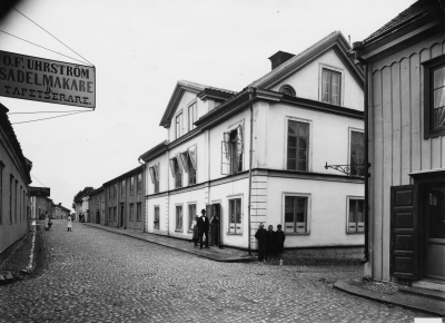 Vimmerby stad. 
Storgatan mot väster 1905 
Rangs bokbinderi Storgatan 21( vita huset ) sedan Hammarskjöldska och Garvaregården 
