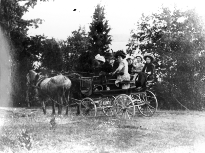 Från vänster  4. Fru Vahlberg,  Vimmerby  5. Britta Vahlberg,  Vimmerby 6. Kerstin Vahlberg, Vimmerby. Vagnen kallas "vurst".  