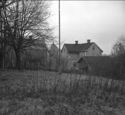 Ringvägen

Dok.110512/KG

Ringvävägen 15-17, till v. "Lövboet" sista ägare Lärarinnan (Vible3) Ester Gustafsson, till h. Ringvägen 15 sista ägare f.d. Stadsingenjör Vilhelm Winell (Vible2), båda husen sålda till V-by stad omkring 1970 för rivning I bakgrunden Samrealskolan, (nu Tullportskolan) Bilden tagen i febr. 1974. Vible3 fr.v. Vible2. T.E.