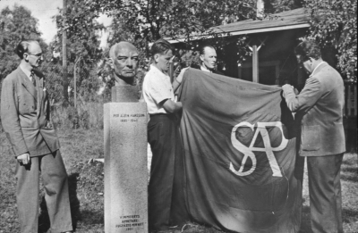 Vimmerbys arbetare hugfäste minnet 1951
Per Albin Hanssons byst män SAP-fana Folkets Park

090402/KG 