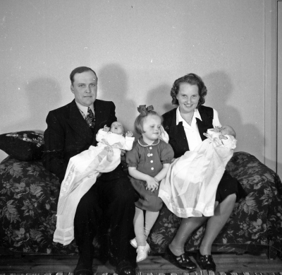 Einar Garnfors med familj

Dok.111028/KG