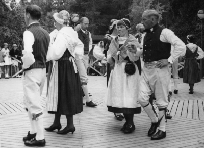 Vimmerby folkdanslag i Hultsfred midsommarafton. 1. Gunnar Nilsson kassör i danslaget, kontorist  2. Birgitta Nilsson Vimmerby lärarinna  3. Helge Karlsson ordförande i danslaget, verkmästare  4. Iris Persson fru Hultsfred 5. Estride Karlsson fru Södra Vi  6. Tycko Karlsson Södra Vi  elektriker  7. Ylva Pettersson Vena lärarinna.      