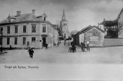 Första huset på Sevedegatan till vänster revs, och 1912 var där en ny byggnad vari Rudells skoaffär och Bergs cigarraffär var inrymda, det huset och Älströmska huset revs sedan och Anderssons byggnadsfirma från Kalmar uppförde sedan den stora fula byggnad som nu finns där och var färdig år 1957. T.E