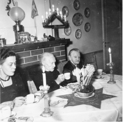 1. Elsie Erikson 2. Fru Ekebäck 3. Jenny Andersson, Linneágården.  