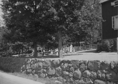 Barnhemmet, Krön
"Meddelande
På förekommen anledning får jag härmed bedja de lantbrukare, som på hösten 1927 skänkte en del timmerstockar för uppförande av barnhemsbyggnaden i Vennebjörke, vända sig till mig före den 15 april för utfående av den ersättning, vartill de kunna anse sig vara berättigade. Då jag ej vet om barnhemmets verksamhet kommer att fortsätta efter detta års utgång, vill jag hava klarhet i denna sak. Vimmerby den 21 mars 1940. Mimmi Ingeström"
Vimmerby Tidning 20/3 1940



Dok.080214/RS