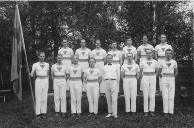 Raden längst upp från vänster 1. Karl Karlsson  2. Ivan Lilja  3. Harry Berggren  4.  Gösta Erikson 5. Holger Eriksson  6. Allan Andersson  7. Ragnar Larsson Guldsmed  8. Erik Jansson  9. Nils Anderson  10. Knut Orrhammar  11. Melker Johanson skomak.  12. Ejnar Wagenius, gymnastikdir.  13. Natanael Magnusson  14. Gustav Thorén  15. Axel Lilja          