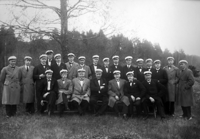 Vimmerby manskör i Rimforsa. 1?  2. Charlie Ericson konstnär, 3. Einar Pålson guldsmed, 4. Folke Kask lastbilsåkare, 5. Tage Köhler verkmästare, 6. Erik Westerberg stadskassör,  7. Mauritz Hammarlund murare, 8. Willy Karlsson snickare, 9. John Eriksson snickare, 10. THeodor Gustafsson snickare, 11. Axel Lilja kontorist, 12. Erik Lindgren brevbärare, 13. Einar Karlsson skomakare, 14. Thor Wretling fotograf, 15. Sven Ericsson snickare, 16. Stangegård ( Dansk ). 17. Dahn Johansson frisör, 18. Harry Karlsson snickare, 19. Thure Hammargren  urmakare,  20. Gunnar Söderberg lärare dirigent, 21. Rickard Olsson handlande, 22, Folke Haller skulptör ( Ståhls ), 
23. Gustaf Andstedt polis.    