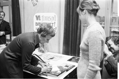 Astrid Lindgren och Margareta Josefsson vid stadsbibliotekets utställning på Rådhuset i samband med Premiären på första "Emil i Lönneberga"filmen 1972. T.E.