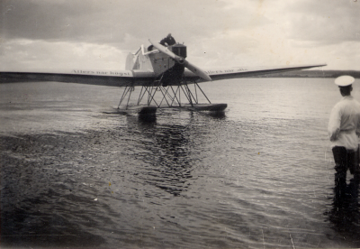 Pilot Arenberg på sjön Krön omkr. 1932. Orginalkort finns ej.  

Planet är en Junkers F 13 och de planen tillverkade man mellan 1919 och 1932. Typen var det första civila helmetallplanet. 
Pilotens cockpit var inte helt slutet så denne fick utstå elementens raseri i alla dess former och utöver detta tillkom ju den intensiva luftströmmen från propellern som satt framför. Ett jobb för den sanna friluftsmänniskan.
Passagerarutrymmet var däremot slutet och till och med uppvärmt. Planet kunde också utrustas med vanligt landningsställ vilket kanske var det vanligaste.
Uppgiftslämnare Jan Sandgren, Bua Halland