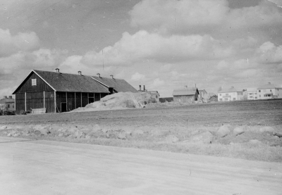 Kampens ladugård där nu Stjärnhusen finns.
År 1916 köptes Kampen av Emil Gustafsson, säljare Karlsson.
Före 1916 bodde Emil Gustafsson Storholmen, Björkhaga, fick 8 barn , födda mellan 1913-1927. 
Emil Gustafsson var riksdagsman för Bondeförbundet. Gustafssson hade 60 tunnland åker och 30-40 mjölkkor.
Gården inköptes av Vimmerby-Sevede kommun 1954? 
Till vänster, bostadshus och mitt i bild höns- och svinhuset Kampen.  