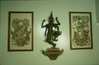 Tavlor med kinesiskt motiv 
statyett dansande gud?

090511/KG