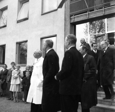 Kungabesök

På sjukhusets trappa från vänster  1. Doktor Seved Neij 2. Kung Gustav VI Adolf, 3. Lars V. Lindén kommunalborgmästare, 4. Överste Löjtnant Edlund Linköping, 5. Manne Hofrén landsantikvarie, 6. Friherre Palmstierna kungens sekreterare, 7. Ruben Wagnsson landshövding.       

Dok.110621/KG