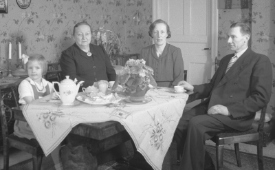 Edvin Carlsson med familj 
- snickare -