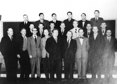 Vimmerby manskör  1. Herbert Jonsson stationsskrivare, 2. Paul Kallas, 3. Birger Adolfsson järnvägsarbetare, 4. Rune Johansson, 5. Henry Widell plåtslagare, 6. Staffan Samuelsson körskolelärare,
7. Erik Pihlblad skogvaktare, 8. Hjalmar Söderqvist, elverket, 9. Gösta Ottosson metallarbetare, 10. Gustav Magnusson järnvägstjänsteman, 11. Lage Thörn snickare, 12. Olof Flender taxiägare, 13. Gustaf Ossowicki plattläggare, 14. Ernst Rundgren musikfanjunkare, 15. Sven Ringholm tapetserare,
16. Assar Eriksson rörarbetare, 17. Valter Berg billackerare, 18. Olle Norell slaktare, 19. Erik Karlsson snickare, 20. Evert Classon, 2.1 Nils Lindroth elektriker, 22. Harry Jonasson metallarbetare 