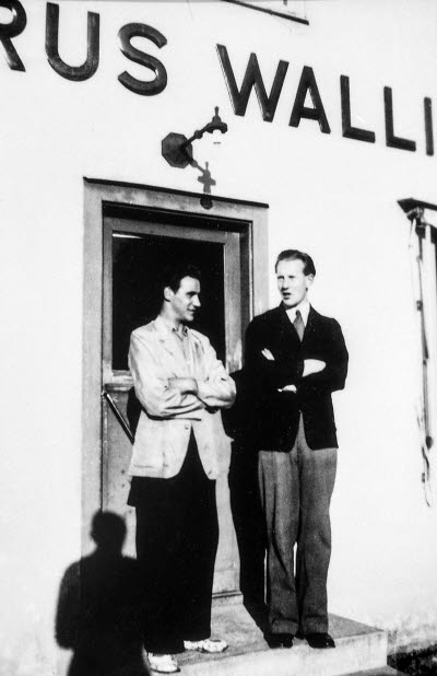 Sven Lindblad och Sven Källåker på trappan till Petrus Wallins affär i Tuna stationssamhälle 1947. Det var samma affär som Sven Källåker sedan hade.

Enligt uppgift 2025 var Petrus Wallin en järnvaruhandel.

Reprofoto

