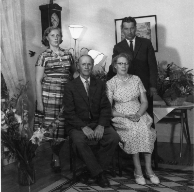 Erik o Elsa Ahlstrand, dottern Marianne med make Jörgen Karlsson.           