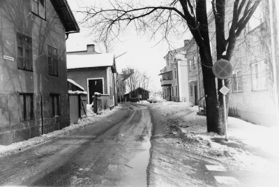 Stångågatan mars 1969.  I huset med balkong mitt i bild, hade Axel Nilsson en möbelaffär. Huset till vänster, hade Elmar Viik,  verkstad tills huset revs.