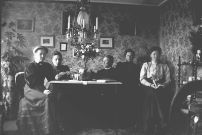 Beda Forsell med sina 4 döttrar. Troligen i huset vid Södra Tullen där de bodde innan de flyttade till Storgatan 5.
Från vänster: Erika Forsell 1881 - 1949 
Hedvig Forsell 1869 - 1970
Beda Forsell 1844 - 1930
Ingeborg Forsell 1873 - 1937
Ingrid Forsell 1879 - 1965