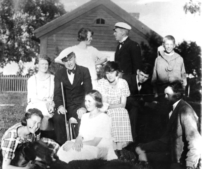 Första raden från vänster  1. Ebba Andersson, andra raden från vänster  2. Tecka Samuelsson  3. Sigrid Andersson.  Bakre raden  från vänster 1. Alice Andersson  2. Einar Brantemo ( Samuelsson ). 