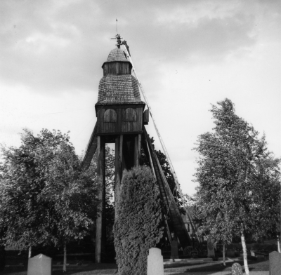Evy Nicanders dokumentation: Barndkårsmedverkan vid reparartion av åskledare på klockstapeln vid Djursdala kyrka. Högst upp Staffan Wettermark.