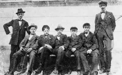 Från vänster  1. Eric Karlson, affärsbiträde  2. Inge Ängqvist, affärsbiträde  3. Mauritz Sköldborg, chaufför  4. Orvar Malmberg, urmakare  5. Knut Nyström, typograf  6. Helge Ericsson, lantbrukare  7. Karl Tambour, kontorist, kortet tagit vid kyrkväggen.     