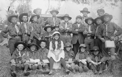 Scouterna
1 Robert Valin Tuna 2 Einar Lindell Tuna 3 Valter Karle 4 Einar Stenklint, Kalmar 5 Ernst Breitholz Lionvärldsdag 6 Helge Nestor 14 Arne Sköldborg 17 Bertil Nyberg 18 Ica Hammarsköld 19 Gustaf Adolf Malmberg död U.S.A. 20 Lindell, Tuna 21 Gösta Envall 22 Nils Perfeckt 23 Torsten Olsson, stationsinsp. Lönneberga 24 Karl Johansson, Dotesgård, landsfiskal, Borgholm 25 Oscar Dohm 26 Hugo Hammarskiöld 27 Erik Gustawii, ing. Jkpg 28 Jarl Prom 29 Jacob Pettersson 30 Janne Nilsson Kristdala   T.E.