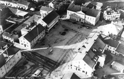 Flygfoto över Vimmerby torg 1930-talet.   T.E.