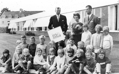 Vimarskolan. Översta raden från vänster  Per Dunge, disponent, Åbro ,  Anna- Clara Olsson, lärare, och  Rolf Einarsson, bankdirektör. 
Främre raden från vä: Mari Arvidsson, Björn Karlsson, Mikael Gustavsson, Marie-Helene Persson, Catharina Johansson. 

Andra raden från vä: Lars Sandberg, Håkan Abrahamsson, Hans Johansson, Lars Lätt, Kenneth Anemyr, Marita Söderholm, Jerry Söderberg, bakom Jerry, Elisabeth Johansson, Peder Ekström, Anders Karlsson.

Stående: Monica Nälgård, Eva-Britt Nilsson och Annika Kensing.