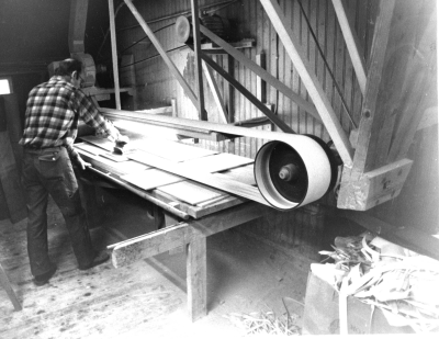 Bildtext: Putsning av speglar vid bandputsen.
Dokumentationsfotografering av tillverkningsprocessen på Snickargården.
Vårvintern 1988
Tillverkning av fransk pardörr.
Avbildade personer:
Tönnes Andersson
Bernth Ericsson
Lillan Ericsson
Alvar Andersson
Bildmaterialet användes senare till en skärmutställning om Snickargården som visades på Vimmerby Bibliotek