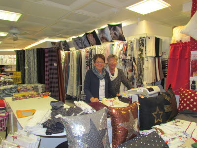 Embes tygaffär under stadshotellet, Norrtullsgatan. Karin Karlsson och Gerd Karlsson