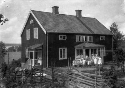 Barnhemmet,  Krön
"Meddelande
På förekommen anledning får jag härmed bedja de lantbrukare, som på hösten 1927 skänkte en del timmerstockar för uppförande av barnhemsbyggnaden i Vennebjörke, vända sig till mig före den 15 april för utfående av den ersättning, vartill de kunna anse sig vara berättigade. Då jag ej vet om barnhemmets verksamhet kommer att fortsätta efter detta års utgång, vill jag hava klarhet i denna sak. Vimmerby den 21 mars 1940. Mimmi Ingeström"
Vimmerby Tidning 20/3 1940

Dok.070711/RS
