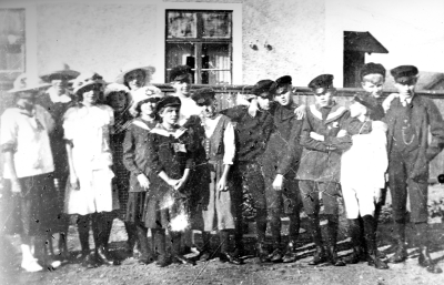 Från vänster  3. Elsa Nilsson - Engström, 5. Greta Lindström, 7. Olga Ringholm, 8. Ingrid Lindblom, 9. Tore Åberg, 10. Harry Nilsson, 11. Willy Karlsson snickare, 12. Harry Carlsson möbelsnickare, 13. Seved Pålson guldsmed, ( Stockholm ) död, 14. Gunnar Nilsson chakuterist, 15. Karl Karlsson köpman död.     