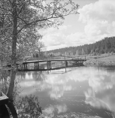 Bro över Stångån vid Nybble

Dok.110512/KG

Gamla bron över Stångån vid Nybble utanför Vimmerby bilden tagen 1946   T.E.