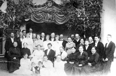 Bröllop, 2. August Nilson, byggmäst.  3. Einar Rydberg, Mariannelund  5.  Arvid Fagerström  6 Hildigan Hellerstedt  9. Dina-Alina Rydberg, 10. B.M. Hellerstedt  11. Karin Rydberg, Mariannelund  12. P.F. Anderson,lantbrukare  15. Carl Rundqvist, begravningentreprenör  1. Hilda Rundqvist  17. Erik Augustinsson  18. Alm Evander 19.  Sixten Bergsten  20.  Axel Bernving  21. Anette Fagerström,  barnmorska  22. Vendela Bergstens mamma 
23. Vendela Bergsten  24. Martin Bergsten  25. Fru Bergsten, 27. Hilda Anderson  28. Beda Nilsson  29. Irene Råbock ( syster till Vendela Bergsten )  30. Sommarbarn från Stockholm  31. Sommarbarn från Stockholm  32. Svea Stockius  33. Ingrid Hellerstedt,  fotot taget på Bergstens gård Storgatan 29.